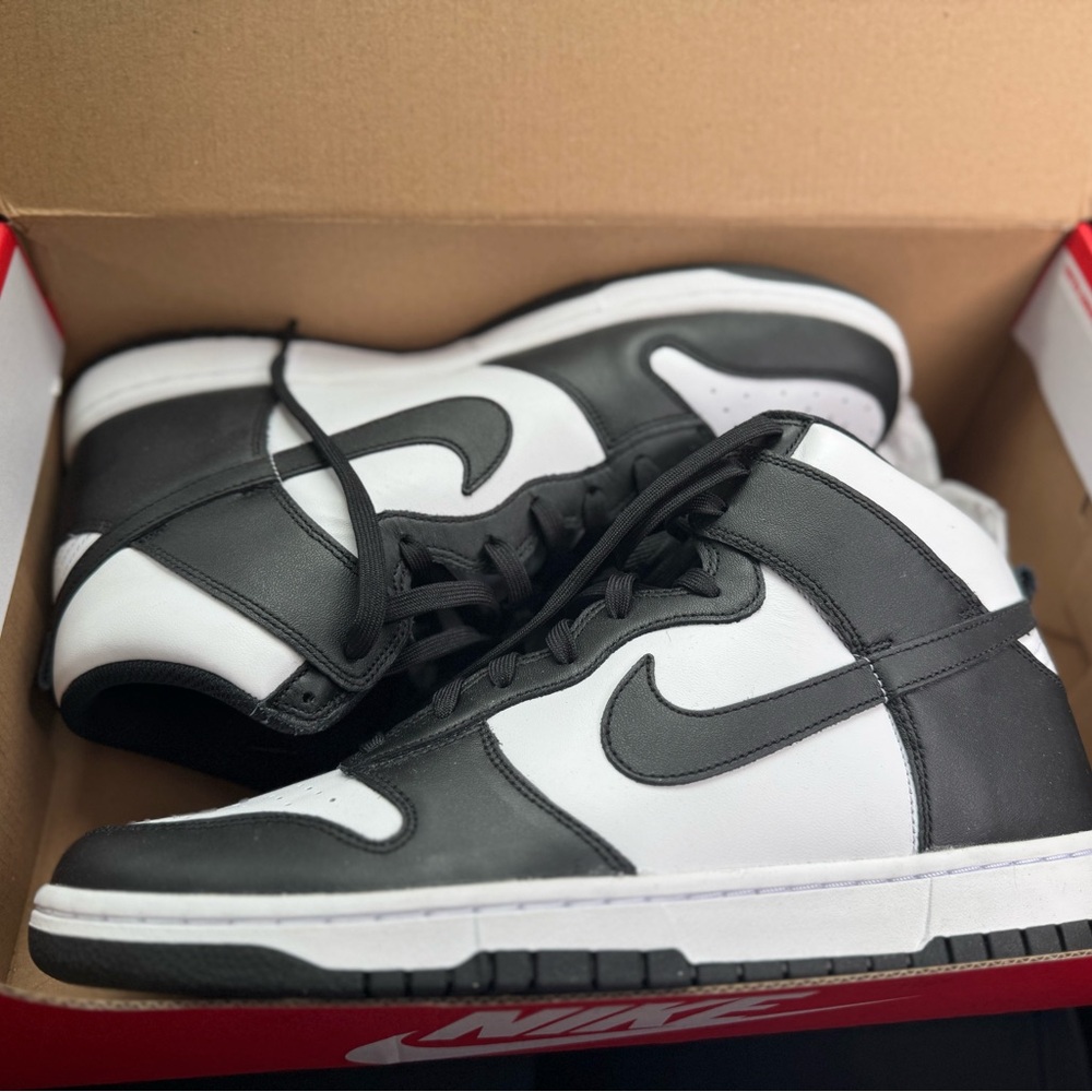 Nike Black and White Sneakers Iconic Design - Picture 1 of 2